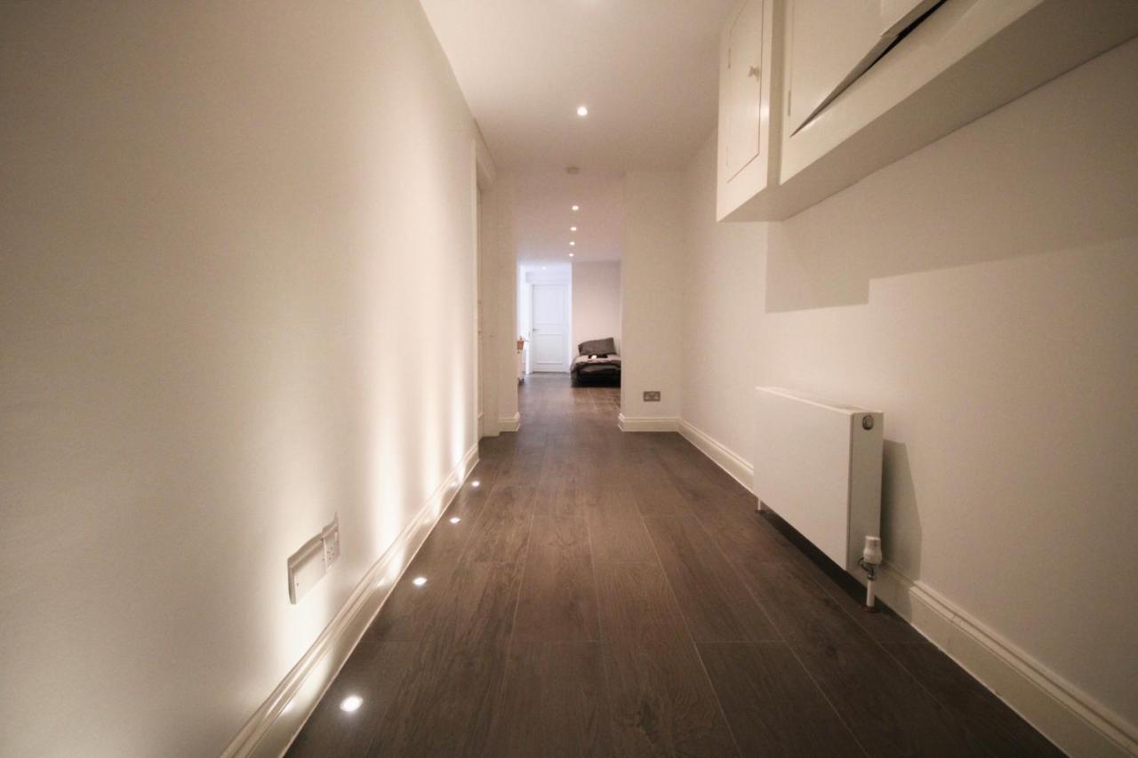 Apartamento Superb Flat Near Victoria Station Londres Exterior foto