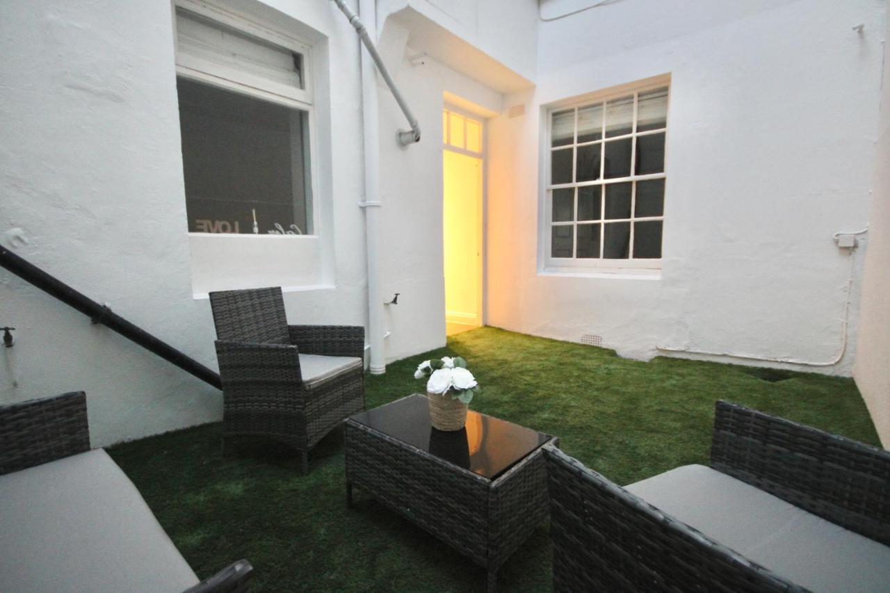 Apartamento Superb Flat Near Victoria Station Londres Exterior foto
