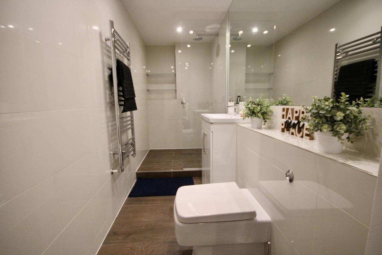Apartamento Superb Flat Near Victoria Station Londres Exterior foto