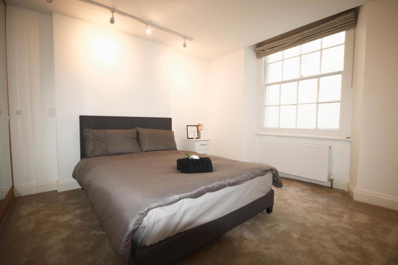 Apartamento Superb Flat Near Victoria Station Londres Exterior foto