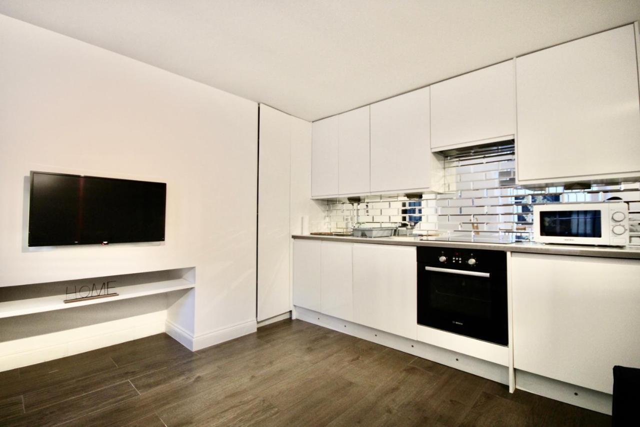 Apartamento Superb Flat Near Victoria Station Londres Exterior foto